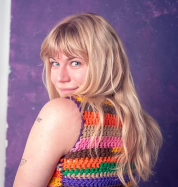 Accepting Vulnerability: the Single “Old” from PIEN, as a Path of&nbsp;Self-Discovery