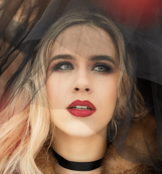 The secrets of time and space in the single “Premonitions” by Alexayndra