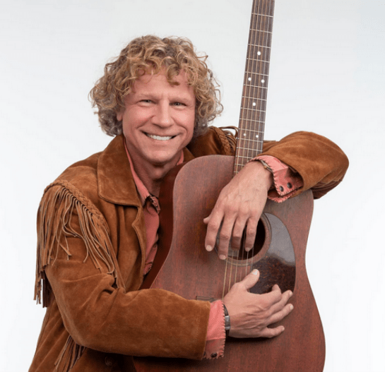 Sparkles in the eyes: Jimmy Mallia with his song “Hey&nbsp;Hey”!