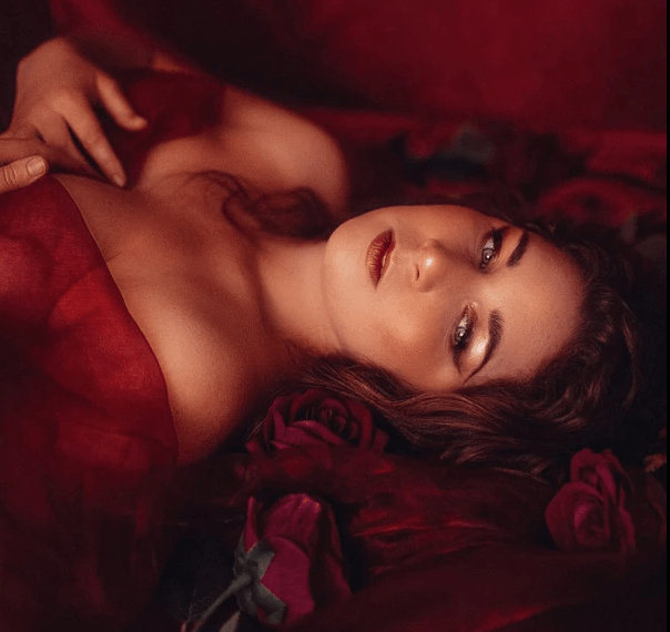 Absence and hope: the meditative romance of “A While” performed by Divine&acajou