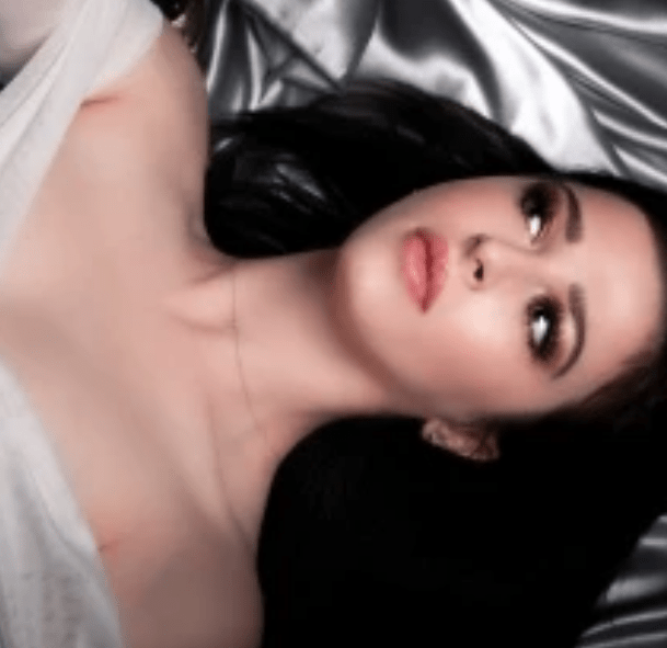 Unforgettable Moments on the Balcony: Brooke Daye’s Voice Transcends Time and Troubles