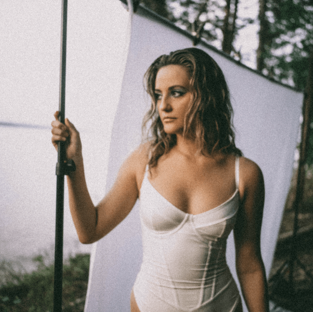 Tenderness and Drama in Leah Mason’s New Track “Hexed”