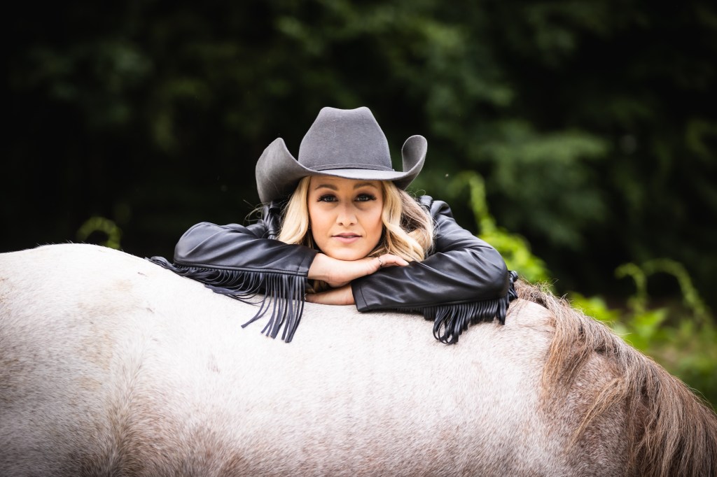 New Single “Taking Me Down” by Samantha Rae: A Warm Embrace of Summer&nbsp;Sounds