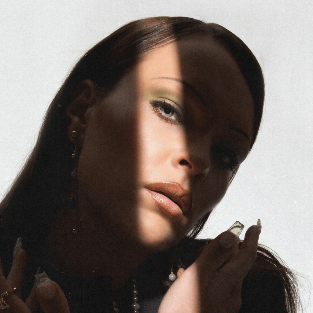 Reconnecting with the Past: BABET’s Heartfelt Message in “Greenblueviolet”