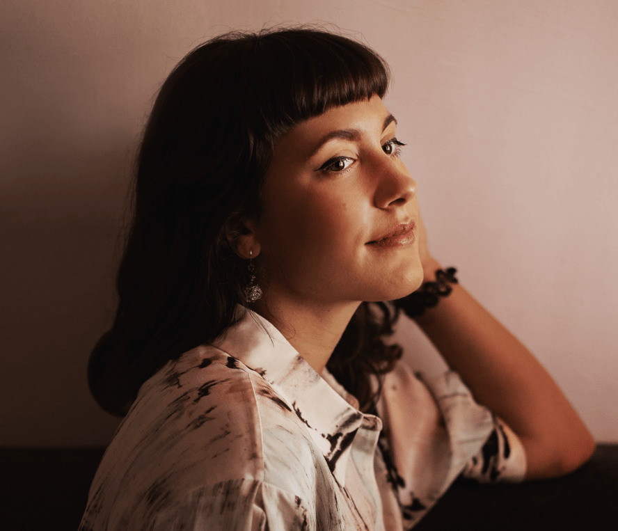 Mirna Bogdanović Breaks Free from Studio Norms with “Me Or You?”