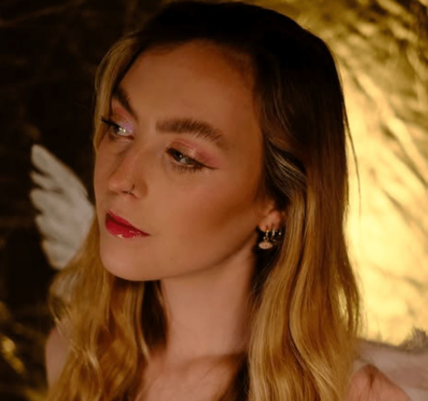 The Fine Line Between Dreams and Likes in Phoebe Willo’s “Reverie”