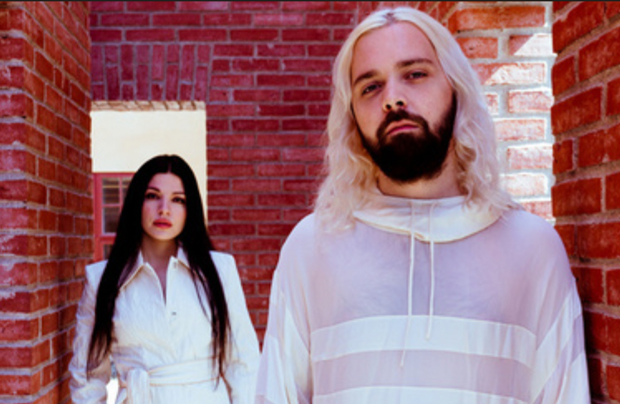 “93” – The Quintessence of Flora Cash’s Style: Sincerity and&nbsp;Minimalism