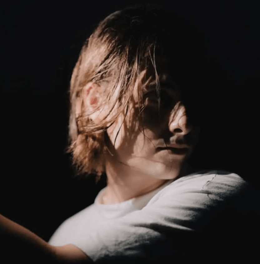 “Wolfcut” – Aki Traar’s Song About Transformation and Letting Go of the Past