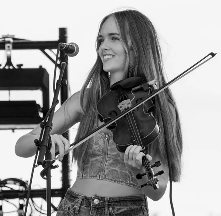 A Touch of Melancholy, a Wave of Calm – Lucy Gray’s New Track “Purple Skies”