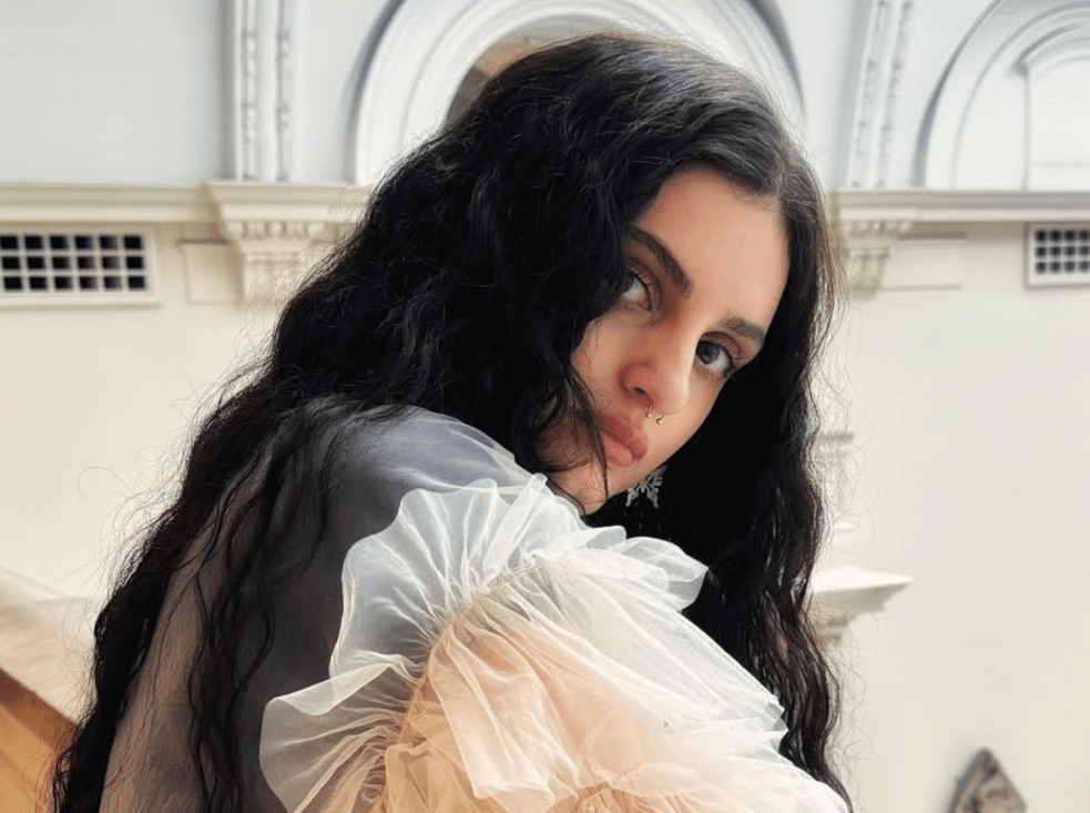 “TRACE UR OUTLINE”: ALÍSI’s Introspective Indie-Pop Story