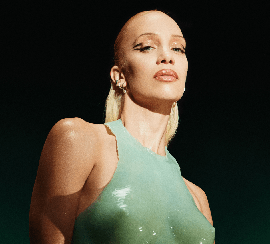 “EGO”: Agnes’s Triumphant Return with a Shimmering 80s Sound