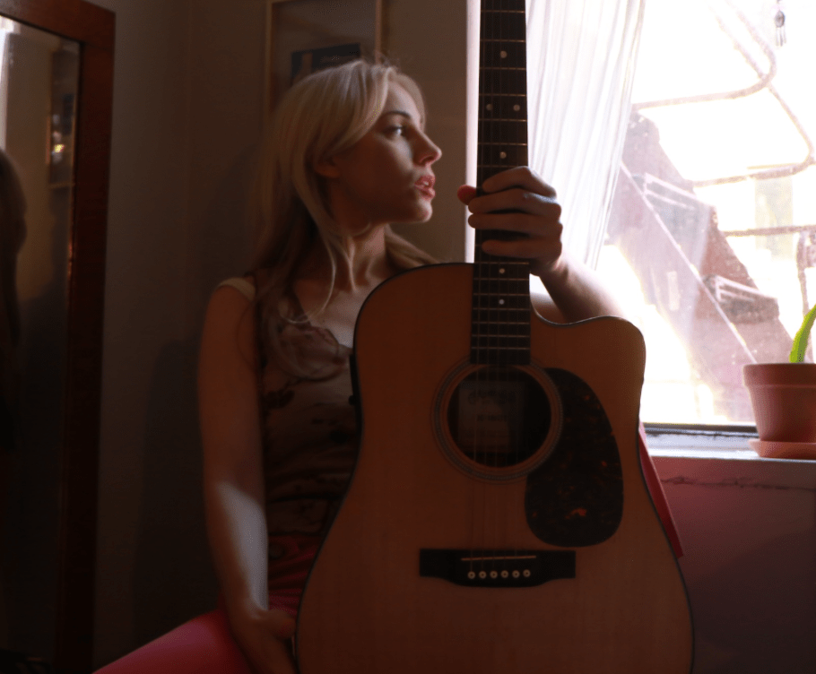 Lost in the Light: Sara Rachele and the Art of Emotional&nbsp;Minimalism