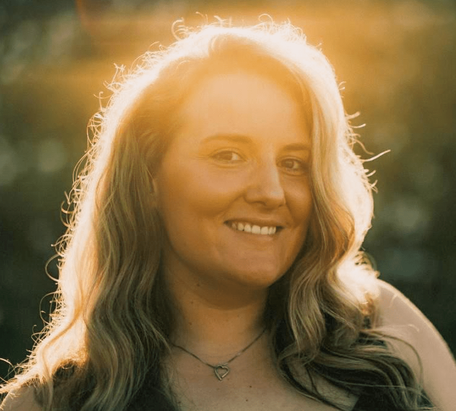 The Emotional Power of Jenna Louise’s “Look at Us Now”