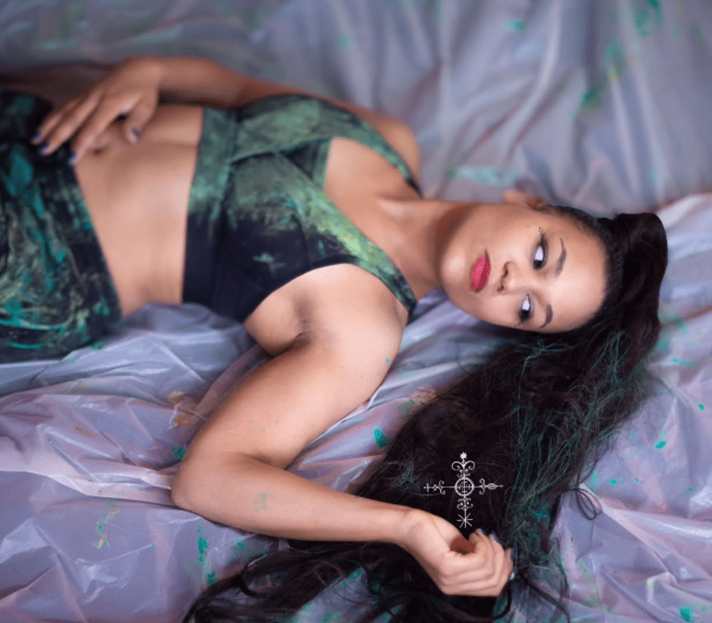 “Au Creux De Ma Main”: Tennin Holds Paris in the Curve of Her Palm