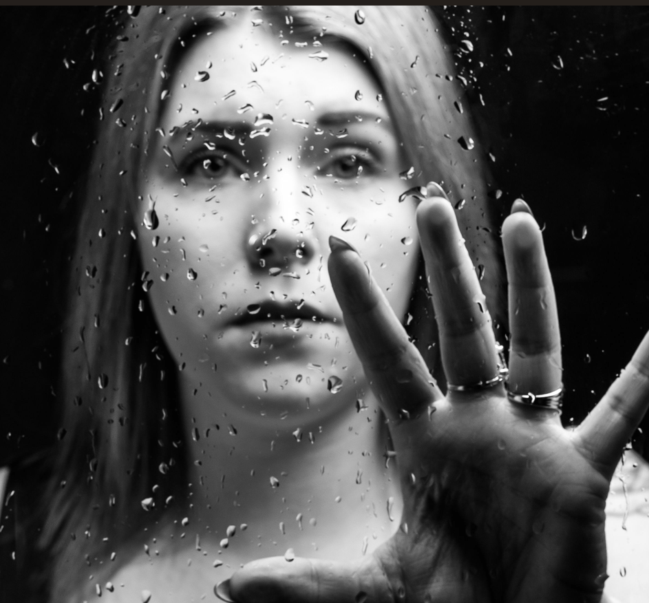 Personal Story and Dark Indie Pop in Michelle Rose’s New Single&nbsp;“Drowning”