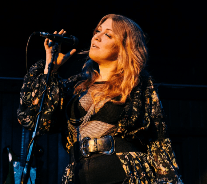 The dark and Soaring Vocals of Lizzie Edwards Take Center Stage in the New Single by Lizzie & The Makers