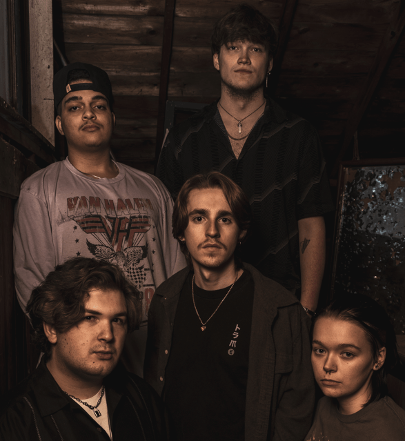 “Hooked On Something” by Scorched Waves – Obsession Wrapped in Indie Rock