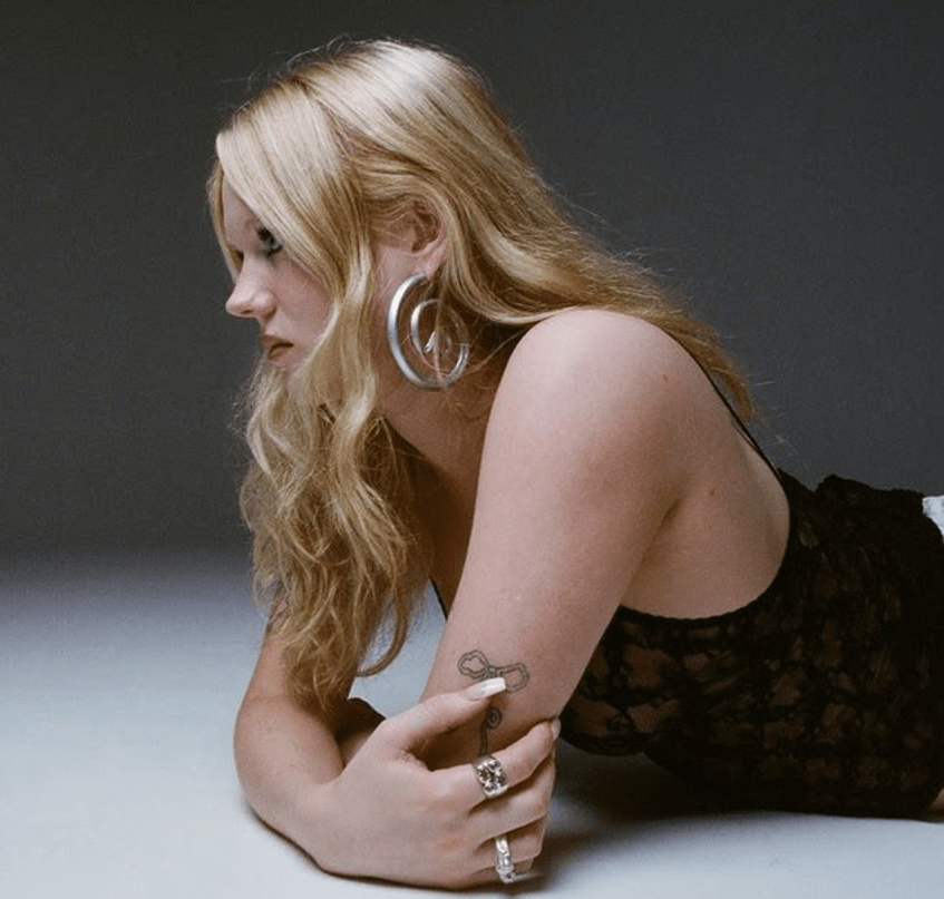 effe: Romance with a Subtle Hint of Mysticism and Pain in the Single “Lick The Flame”