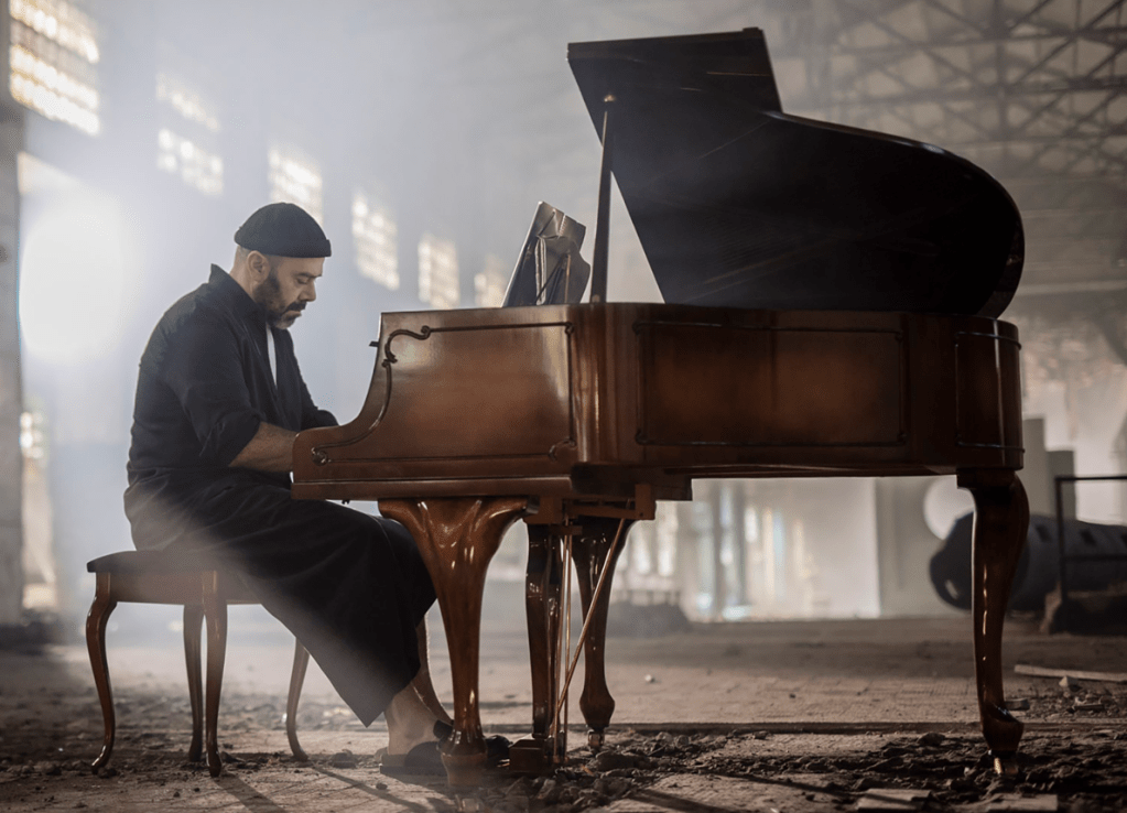 Roots Scattered Across the World: Jordi Forniés Gathers Them in Raíz y Recuerdo