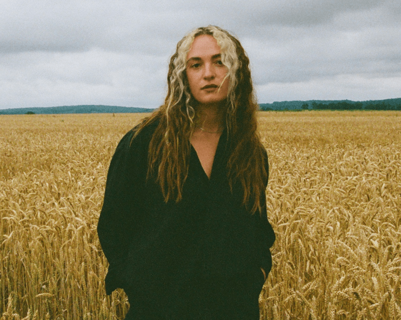 “Close” by néomí: When Emotions Hold Stronger than Reason