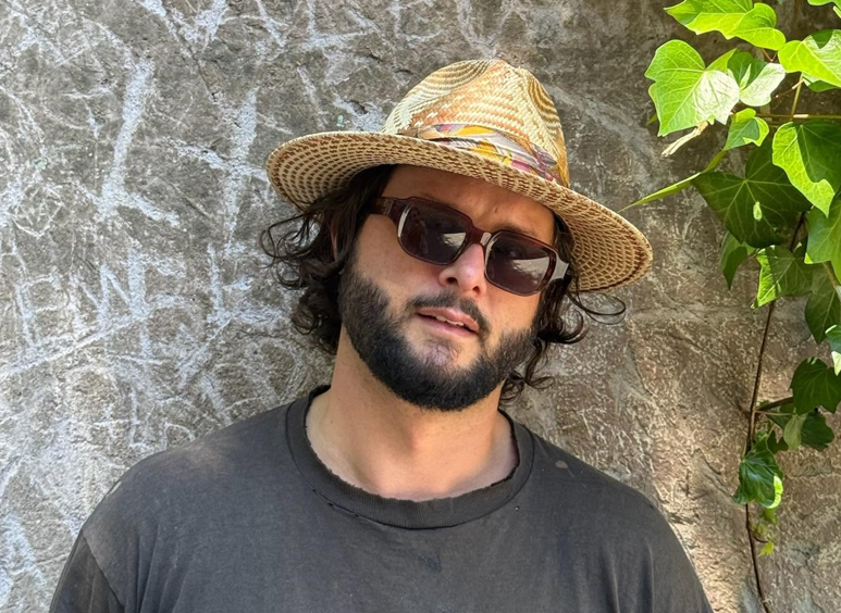 “The Maze” – a Breezy, Melancholic Indie-Pop Track by Sal Weston