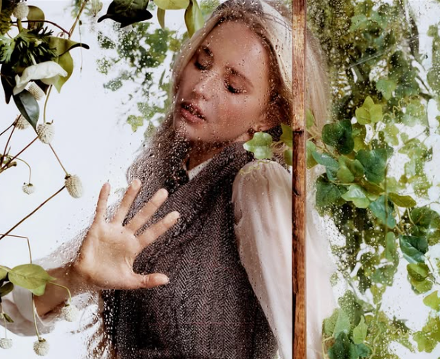 “French Kiss”: Dreamy Indie Pop from British Singer Laurel