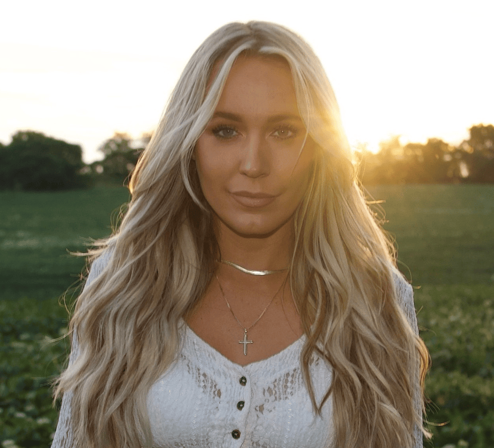 A Sunset That Never Repeats: “Chasing Sunsets” by Elyse Saunders